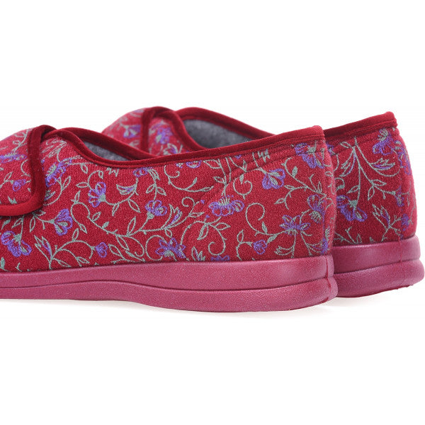 A good choice of slipper if you're very swollen or bandaged