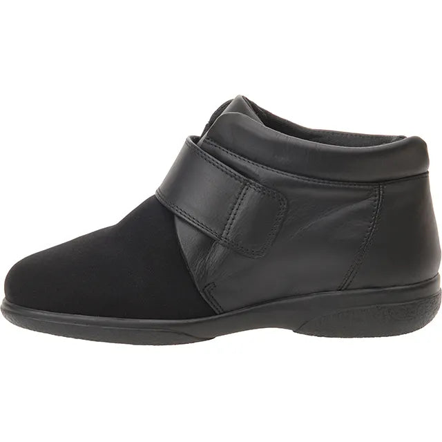 Julia. Black. A stylish boot with lots of stretch