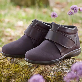 This is a really clever boot. The front is Elastane and the back part supportive leather